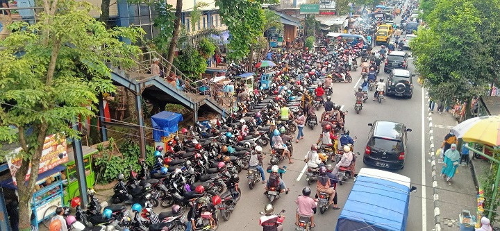 Area parkir di ruas Jalan A Yani Wonosobo yang dipenuhi kendaraan roda dua.
