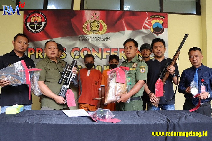 Polisi menunjukkan barang bukti yang disita dari para pemburu hewan dilindungi. (IST)