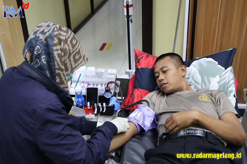 Anggota Polres Wonosobo diambil darahnya untuk memenuhi kebutuhan stok darah di bulan Ramadan (10/4/2023) malam. (IST)