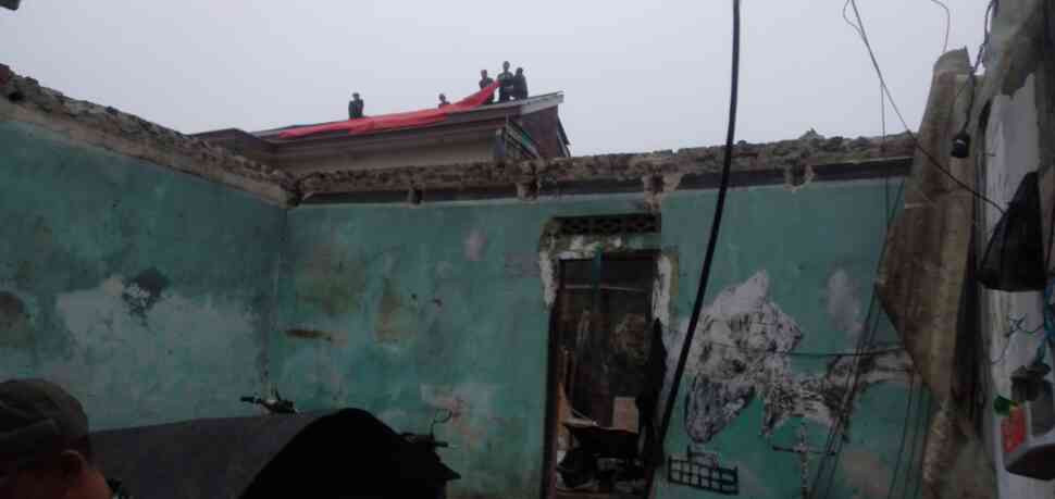 Warga Desa Lamuk, Kalikajar tengah membenahi atap yang rusak akibat disapu angina kencang pada Kamis (27/4) sore.