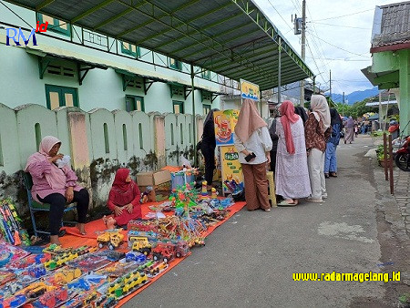 Para pedagang mainan tradisional jajakan dagangannya pada Syawalan Kauman Festival 2023, Sabtu (29/4) di Payaman, Secang, Kabupaten Magelang. (ROFIK SYARIF G P/RADAR MAGELANG)