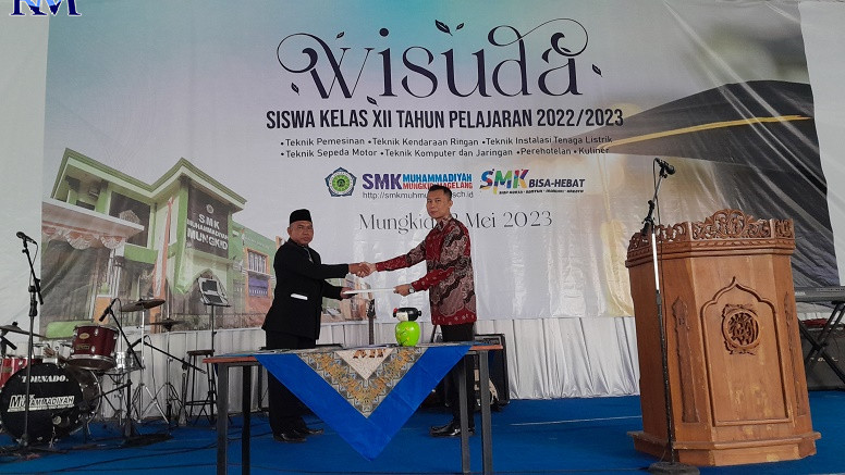 Kepala SMK Muhammadiyah Mungkid, Abdul Hamid dan LPK Serba Indo, Iman Abdul Rohman menjalin kerja sama. (ROFIK SYARIF/RADAR MAGELANG)