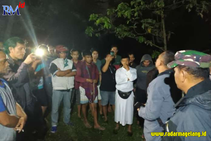 Warga Dusun Tegalrejo, Desa Winong, Kecamatan Boyolali Kota berdialog dengan aparat keamanan, Senin (1/5) malam. (IST)