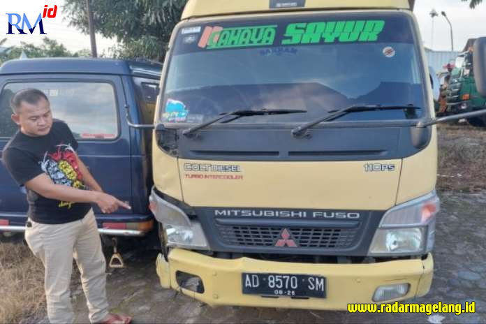 Kanit Gakkum Satlantas Polres Boyolali Ipda Bambang Nova menunjukan BB truk pelaku tabrak lari, Minggu (14/5/2023). (RAGIL LISTIYO/RADAR SOLO)