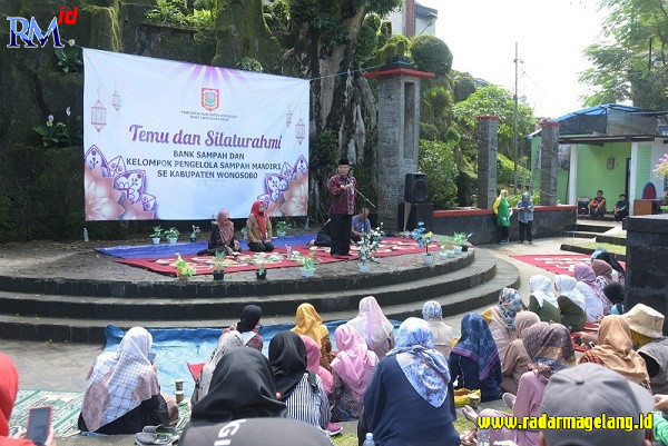 Wakil Bupati Muhammad Albar bersama jajaran Dinas Lingkungan Hidup Kabupaten Wonosobo temu temu silaturahim, halalbihalal bersama bank sampah, dan kelompok pengelola sampah mandiri se-Kabupaten Wonosobo di Taman Plaza, Kamis (4/5/2023). (Sigit Rahmanto/R