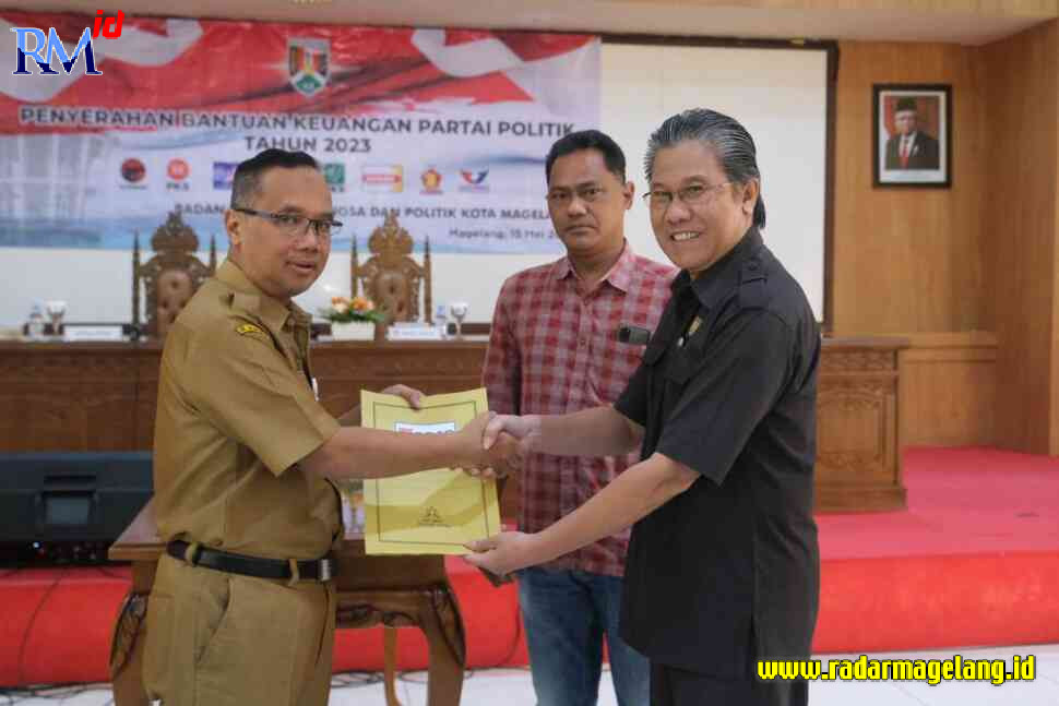 Wali Kota Magelang dr Muchamad Nur Aziz menyerahkan bantuan keuangan kepada Ketua DPC PDIP Budi Prayitno. Ada 8 parpol yang menerima bantuan dari Pemkot Magelang, Selasa (15/5).