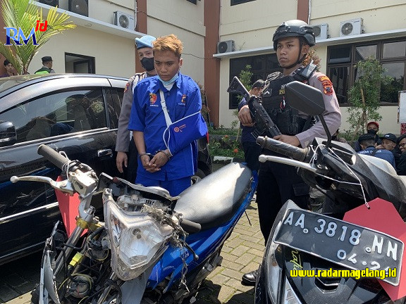 Tersangka BS dan motor hasil curiannya diamankan di Mapolres Temanggung. (ADDIN ALFATH/ JAWA POS RADAR MAGELANG)