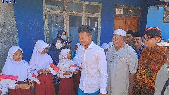 Usai berziarah, Bagas Kaffa tiba di rumah disambut anak-anak SDtempat  sekolahnya dulu, Senin (22/5/2023). (ROFIK SYARIF/RADAR MAGELANG)