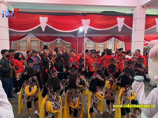 Tarian dolalak memeriahkan pendaftaran bacaleg PDIP Kabupaten Temanggung, Kamis (11/5/2023). (ADDIN ALFATH/ JAWA POS RADAR MAGELANG)