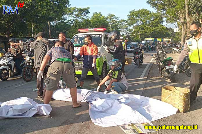 NAHAS: Proses evakuasi korban kecelakaan di Jalan Perintis Kemerdekaan, Selasa (23/5). (mha@radarsemarang.id)