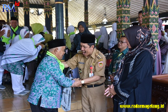 Bupati Wonosobo Afif Nurhidayat bersama forkompimda melepas calon jemaah haji di Pendopo Kabupaten, Senin (29/5/2023). (IST)