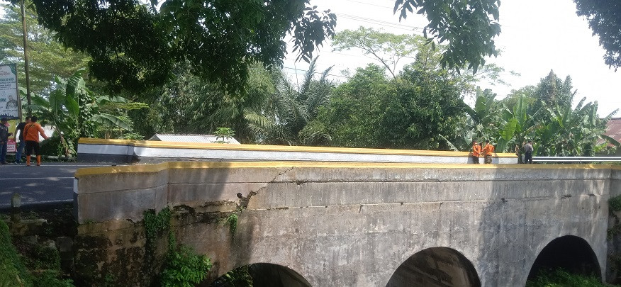 Jembatan Sayangan, di Desa Sayangan, Kertek Kabupaten Wonosobo lokasi kecelakaan tunggal yang dialami Muhammad Rifki Riswanda, Minggu (7/5/2023). (Sigit Rahmanto/Radar Magelang).