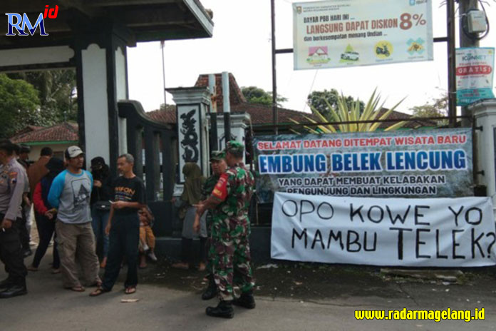 Audiensi antara warga Desa Winong, Kecamatan Boyolali Kota yang terdampak bau limbah kotoran ayam dengan pemilik peternakan di Balai Desa Winong, Rabu (3/5/2023). (RAGIL LISTIYO/RADAR SOLO)