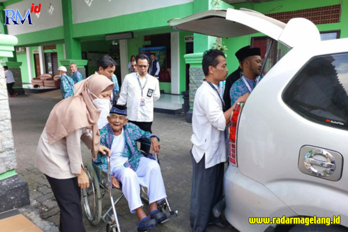 Mbah Sarju, 90, jamaah haji asal Kecamatan Tuntang, Kabupaten Semarang terpaksa dipulangkan karena sakit, Senin(29/5/2023). (RAGIL LISTIYO/RADAR SOLO)