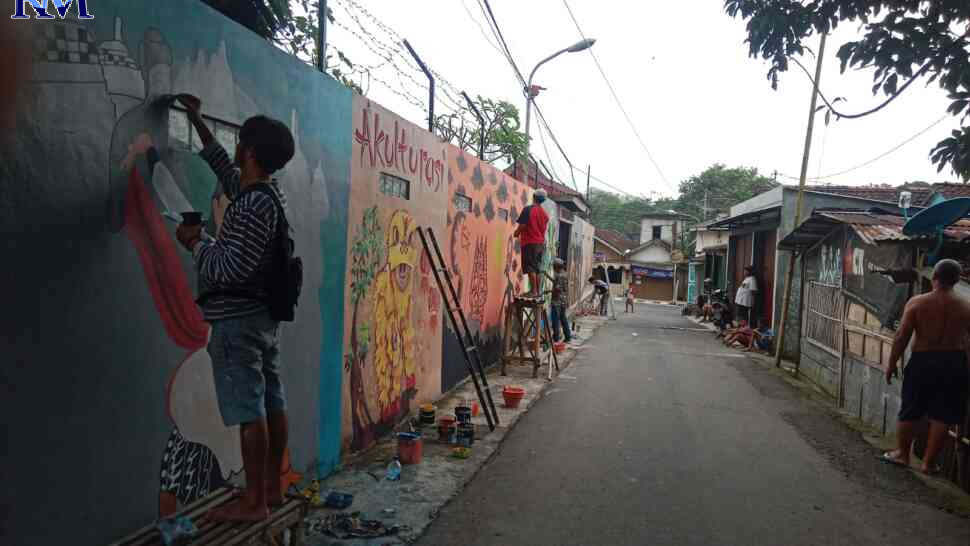 Komunitas Paku Tidar melukis benteng tembok makam Nambangan, Kota Magelang. Kegiatan ini untuk memeringati Bulan Menggambar pada 2 Mei 2023.