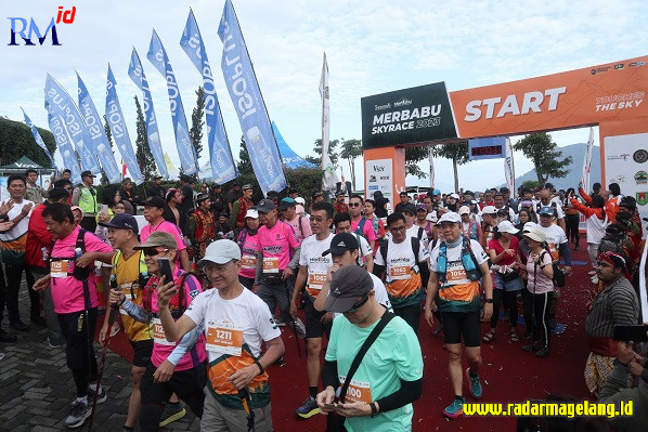 Para pelari peserta Mebabu Sky Race mendapatkan suguhan alam di Gunung Merbabu selama belari, Minggu (7/5/2023). (IST)