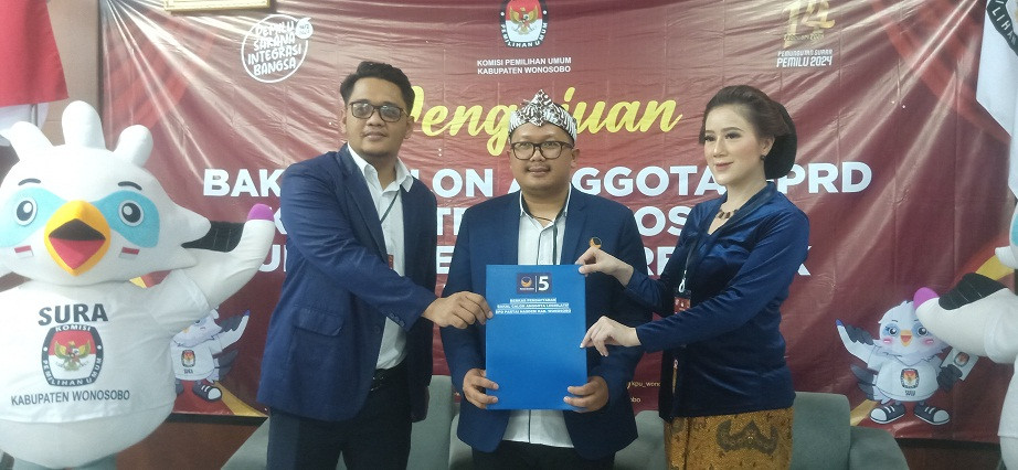 DPD Partai Nasdem Kabupaten Wonosobo dipimpin ketuanya Wisnu Ibet Pradana mendaftarkan bacalegnya ke KPU Kabupaten Wonosobo, Kamis (11/5/2023). (Sigit Rahmanto/Radar Magelang)