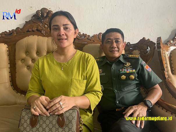 Pemilik pabrik kayu lapis, CV. Larasati Abadi Jaya, Evy Yuliasih bersama suami. (ADDIN ALFATH/ JAWA POS RADAR MAGELANG).
