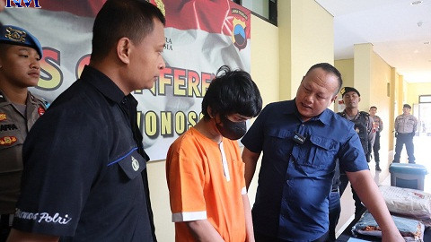 Polisi menginterogasi Safrial, yang membawa kabur gadis kelas 6 SD warga Wonosobo. (Sigit Rahmanto/Radar Magelang)