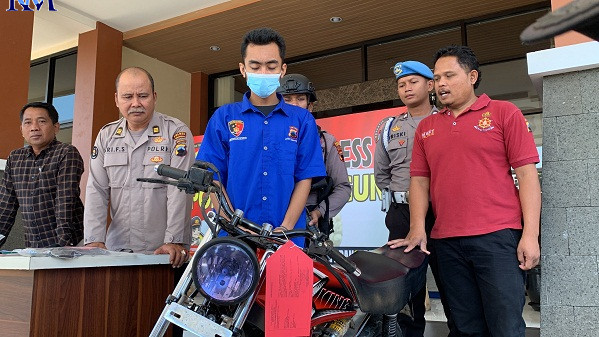 Pelaku penipuan dan pencurian motor Michael Yulian Sabatino saat memberikan keterangan dalam gelar perkara di halaman depan Polres Temanggung. (ADDIN ALFATH/ JAWA POS RADAR MAGELANG)