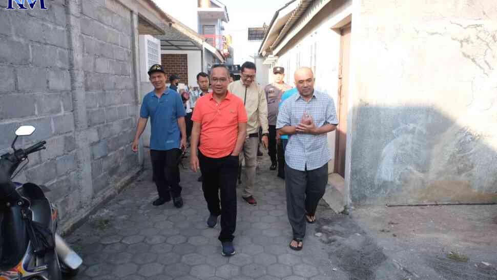 Wali Kota Magelang dr Muchamad Nur Aziz meninjau selokan di RT 6 RW 1, Kelurahan Jurangombo Selatan, Kecamatan Magelang Selatan, kemarin (26/5).