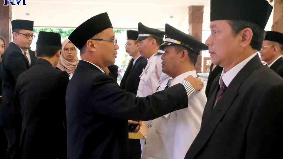Wali Kota Magelang dr Muchamad Nur Aziz melantik 24 PNS, di Pendopo Pengabdian, kemarin.