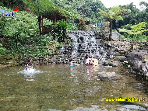Anak-anak berenang di salah satu kolam air alami objek wisata Banyu Ciblon Lestari (BCL) Desa Tlogowero, Kecamatan Bansari, Kabupaten Temanggung Senin (15/5/2023) (ADDIN ALFATH/ JAWA POS RADAR MAGELANG)