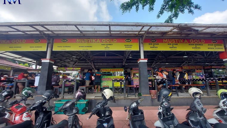 Suasana parkiran di selter kuliner Tuin Van Java, Alun-alun Kota Magelang. kantong parkir yang saat ini ada hanya digunakan untuk menampung kendaraan roda dua. (PUPUT PUSPITASARI/JAWA POS RADAR MAGELANG)