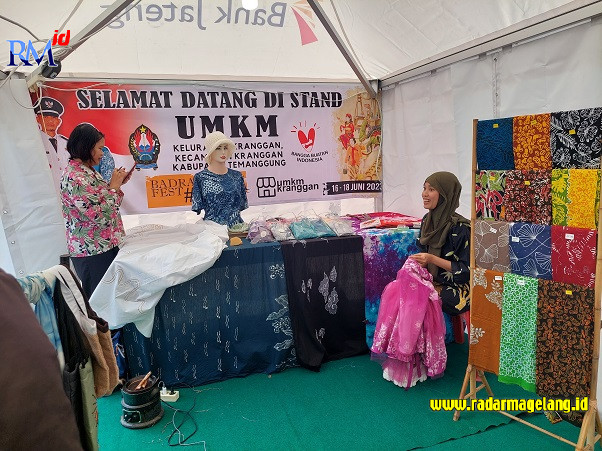 Salah satu peserta bazar yang digelar di lapangan Badran,  Kecamatan Kranggan, Temanggung, Jumat (16/6/2023). (ADDIN ALFATH/ JAWA POS RADAR MAGELANG)