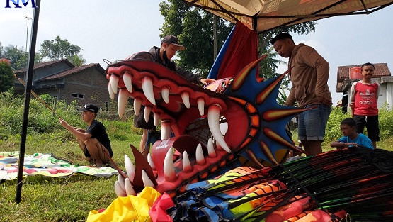 Lomba layang-layang meriahkan Festival Bumi Mandala 2023 di sekitar Candi Ngawen, Kabupaten Magelang, Jumat (2/6/2023). (PUPUT PUSPITASARI/JAWA POS RADAR MAGELANG)