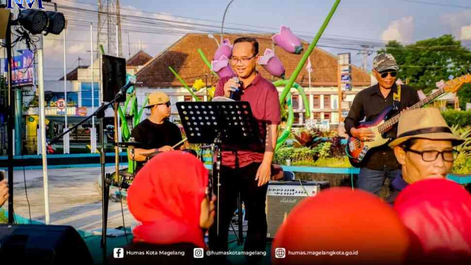 Wali Kota Magelang dr Muchamad Nur Aziz saat tampil di Magelang Night Music yang digelar di Alun-alun Kota Magelang, Jumat (9/6/2023) malam. (HUMAS PEMKOT MAGELANG)