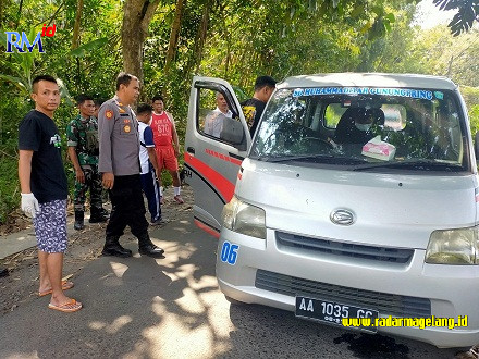 Petugas saat mengevakuasi jenazah korban dari dalam mobil. (IST)