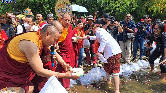 Umat Buddha dari Majelis Umat Nyingma, Sangha Tantrayana melepaskan ribuan ekor ikan di Sungai Progo, Kabupaten Magelang, Jumat (2/6) kemarin. (ROFIK SYARIF/JAWA POS RADAR MAGELANG