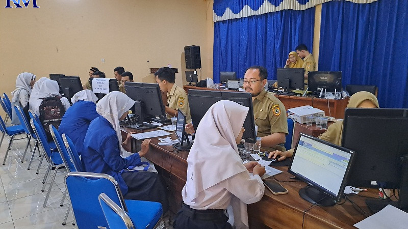 Para calon peserta didik baru saat mengajukan pembuatan akun PPDB di SMA Negeri 1 Grabag, Senin (19/6/2023). (ROFIK SYARIF/JAWA POS RADAR MAGELANG)