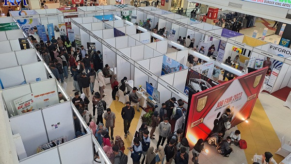 Magelang Job Fair yang digelar di Atrium Artos Magelang dibanjiri para pencari kerja, Rabu (21/6/2023). (ROFIK SYARIF/JAWA POS RADAR MAGELANG)