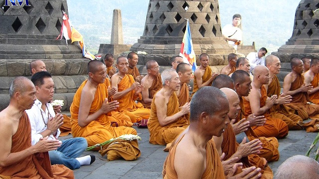 Perjalanan para biksu Thudong dari Thailand tiba di Candi Borobudur dan melakukan ibadah di stupa, Kamis (1/6). Mereka berdoa, bermeditasi, dan mengelilingi candi sebanyak tiga kali. (ROFIK SYARIF/JAWA RADAR MAGELANG)