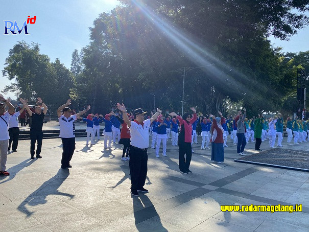 Senam bersama dalam rangka Hari Anti Narkoba Internasional yang diadakan di Alun-alun Wonosobo kemarin (23/6).