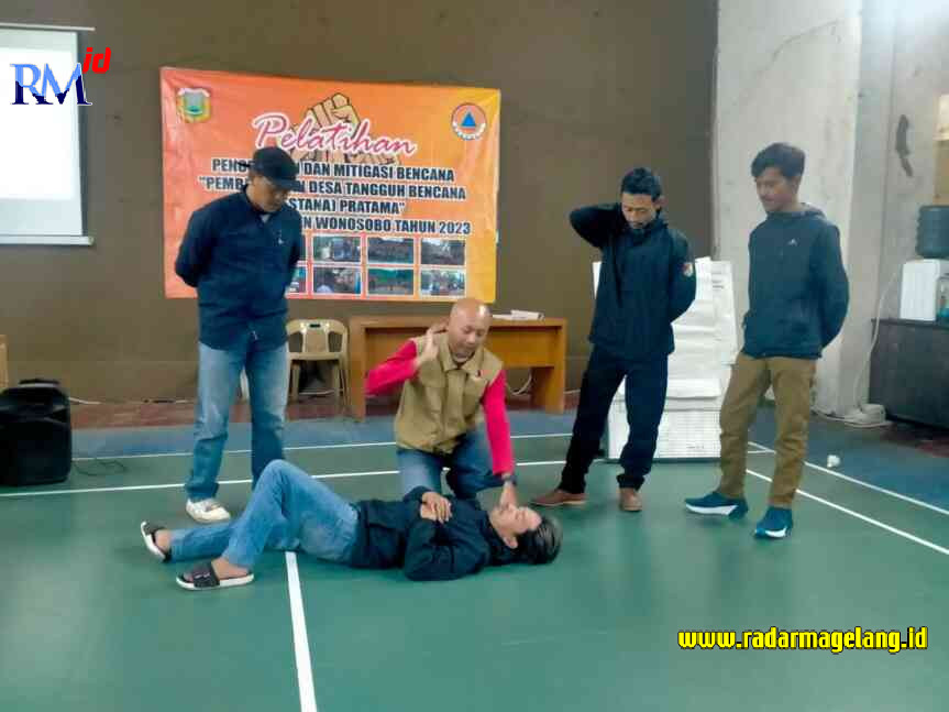 Warga dari tujuh desa di kawasan Dieng mendapatkan pelatihan mitigasi bencana.