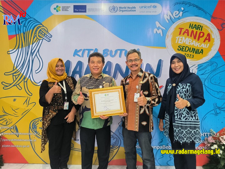 Wakil Bupati Muhammad Albar (dua dari kiri) didampingi Plt Kabag Kesra Zula Ahsan Alim dan jajaran Dinkes usai menerima penghargaan Paramesti dari Kemenkes di Jakarta, Kamis (8/6/2023). (IST)