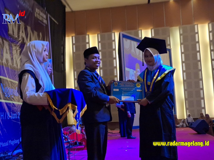 Sebanyak 209 siswa SMP Mutual Magelang mengikuti wisuda Khutbah Wada’ di Semanggi Ballroom Grand Artos Hotel, kemarin. (ROFIK SYARIF/JAWA POS RADAR MAGELANG)