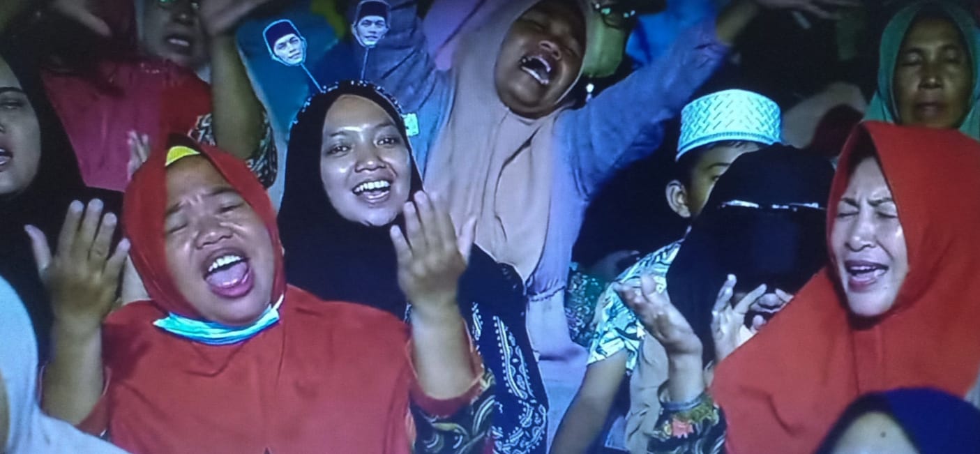 IKHLAS: Ribuan jamaah bersholawat berjam- jam sebari menunggu kedatangan Gus Idqam di Magetan.