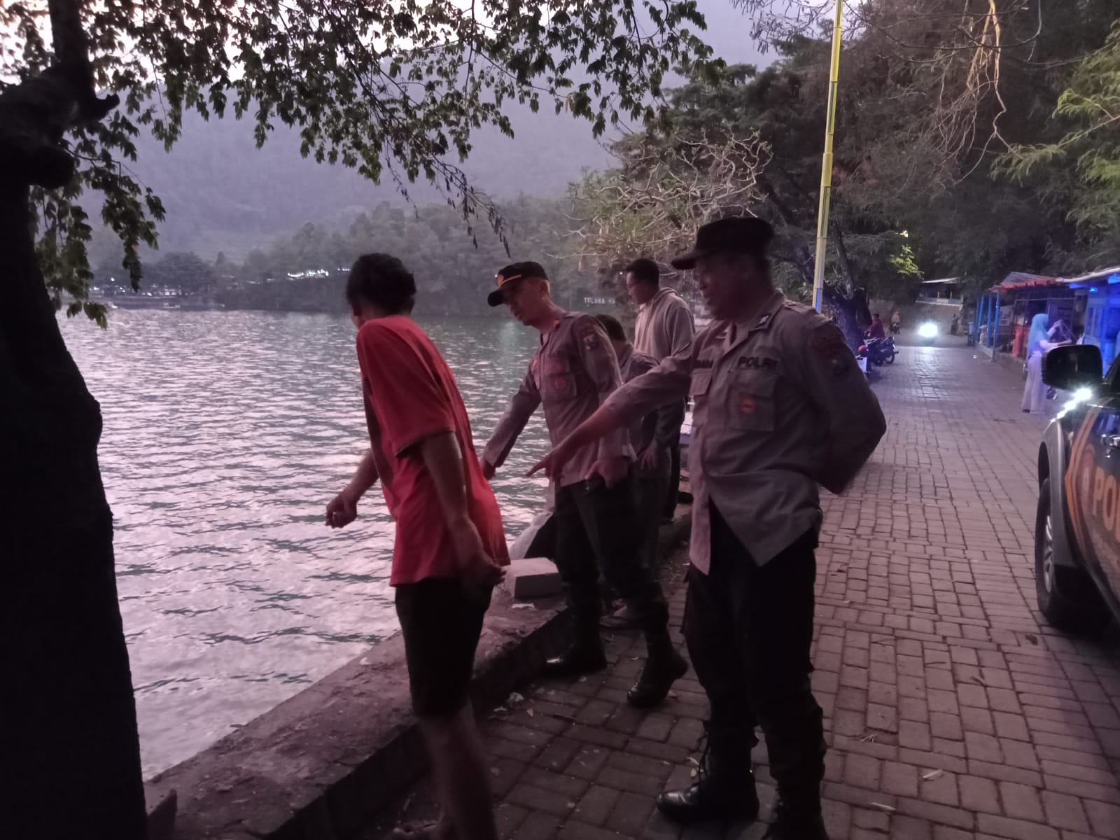 NAHAS: Polisi melakukan olah TKP di Telaga Sarangan tempat dua wisatawan alami kejatuhan batu. (POLSEK PLAOSAN)