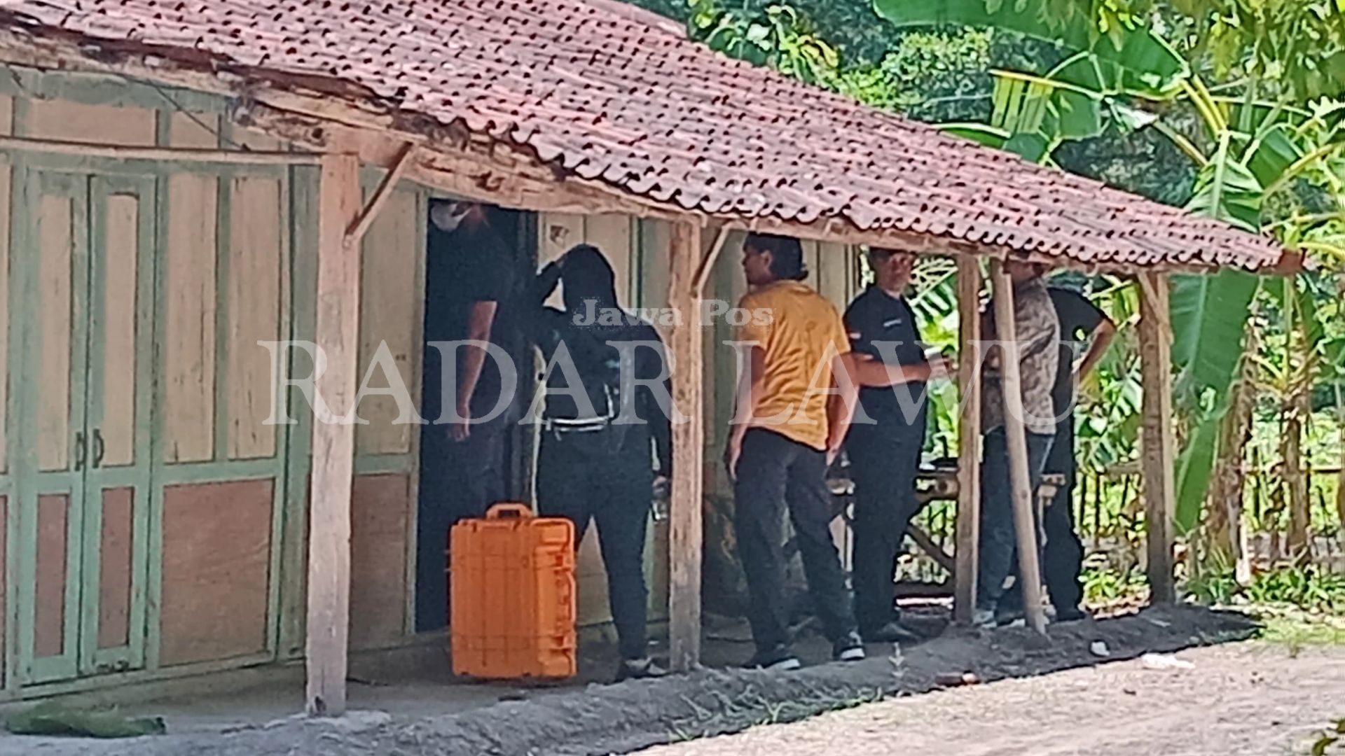 PENANGKAPAN TERORIS: Densus 88 periksa rumah terduga jaringan teroris di Desa Semen, Kecamatan Paron. (ASEP SYAEFUL BACHRI/RADAR NGAWI)