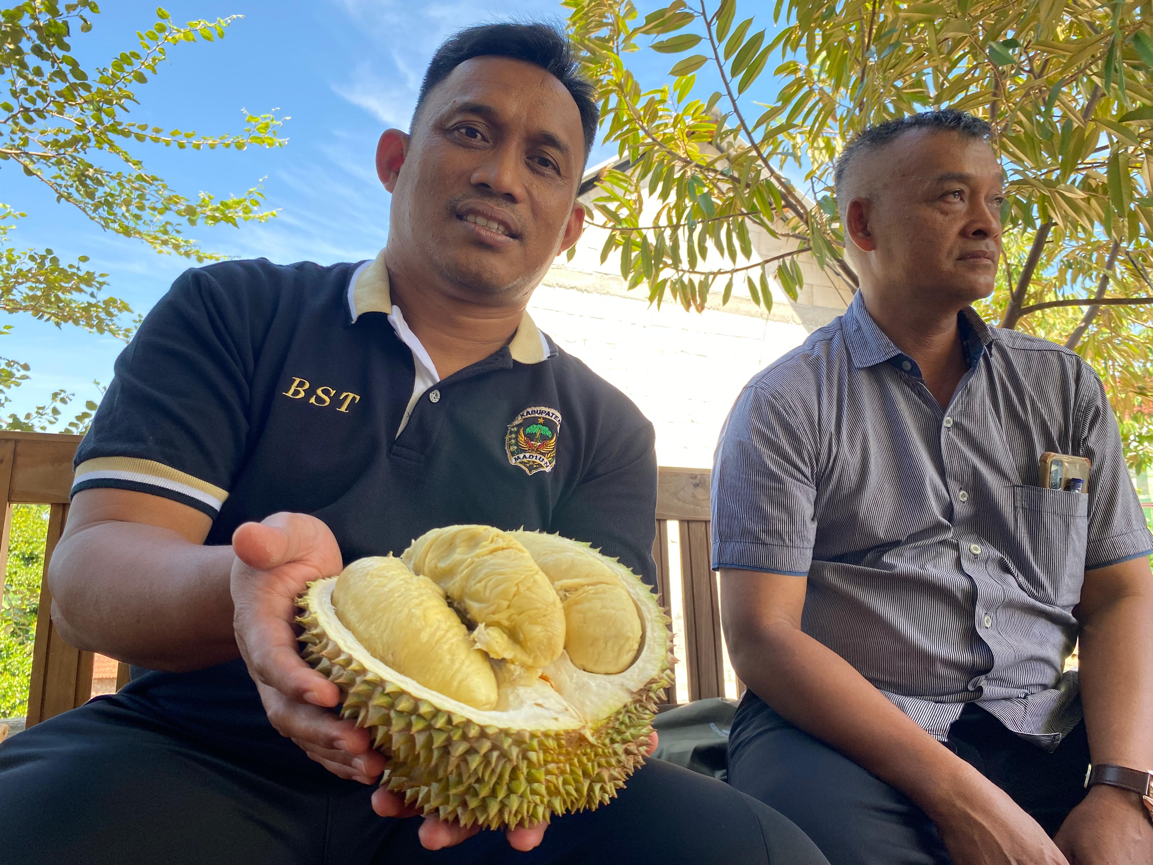 PANEN RAYA: Warga membeli durian lokal asli Desa Segulung, Kecamatan Dagangan, Kabupaten Madiun. (R. BAGUS RAHADI/RADAR CARUBAN)