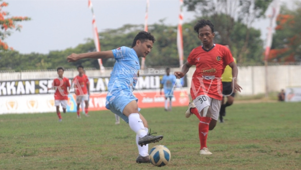SEGIT: Persepon vs Perspa memperebutkan posisi Runner Up hari ini (17/12). (AJI PUTRA/JAWA POS RADAR MAGETAN)