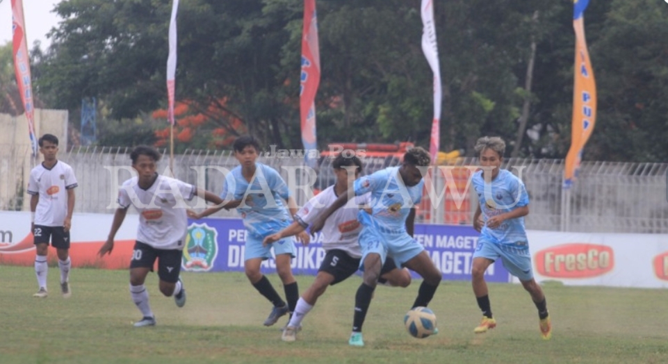 KUAT: Pertandingan Persepon vs Perspa saling kejar. Babak pertama berakhir seri (1-1). (AJI PUTRA/ JAWA POS RADAR MAGETAN)