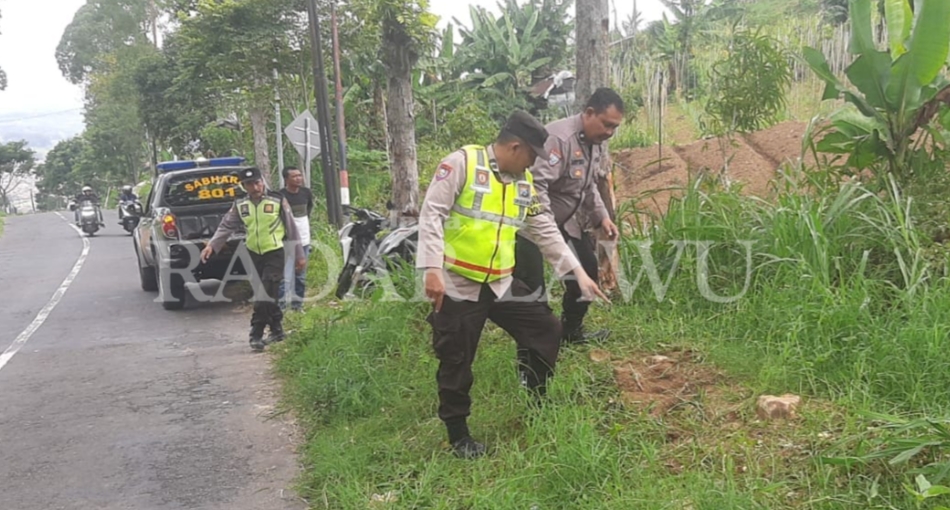 TERULANG: Polisi melakukan olah TKP di lokasi laka tunggal di Jalur Mandoran, Kelurahan Sarangan, Kecamatan Plaosan Jumat (17/12). (POLRES UNTUK RADAR MAGETAN)