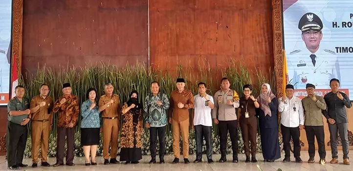 PISAH SAMBUT: Pj Bupati Karanganyar Timotius Suryadi bersama pendahulu (beberapa mantan bupati), sekda, dan pimpinan DPRD Karanganyar Senin (18/12). (RUDI HARTONO/JAWA POS RADAR SOLO)