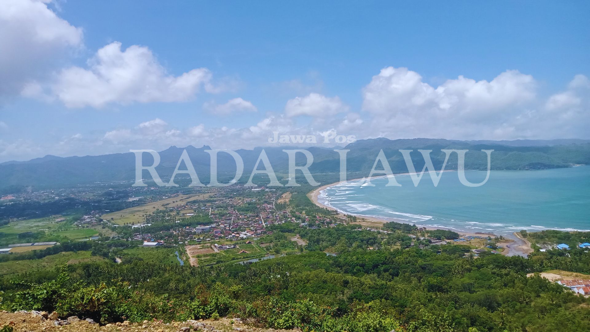 EKSOTIS: Keindahan alam dari Bukit Sentono Gentong Pacitan. (NUR CAHYONO/JAWA POS RADAR PACITAN)