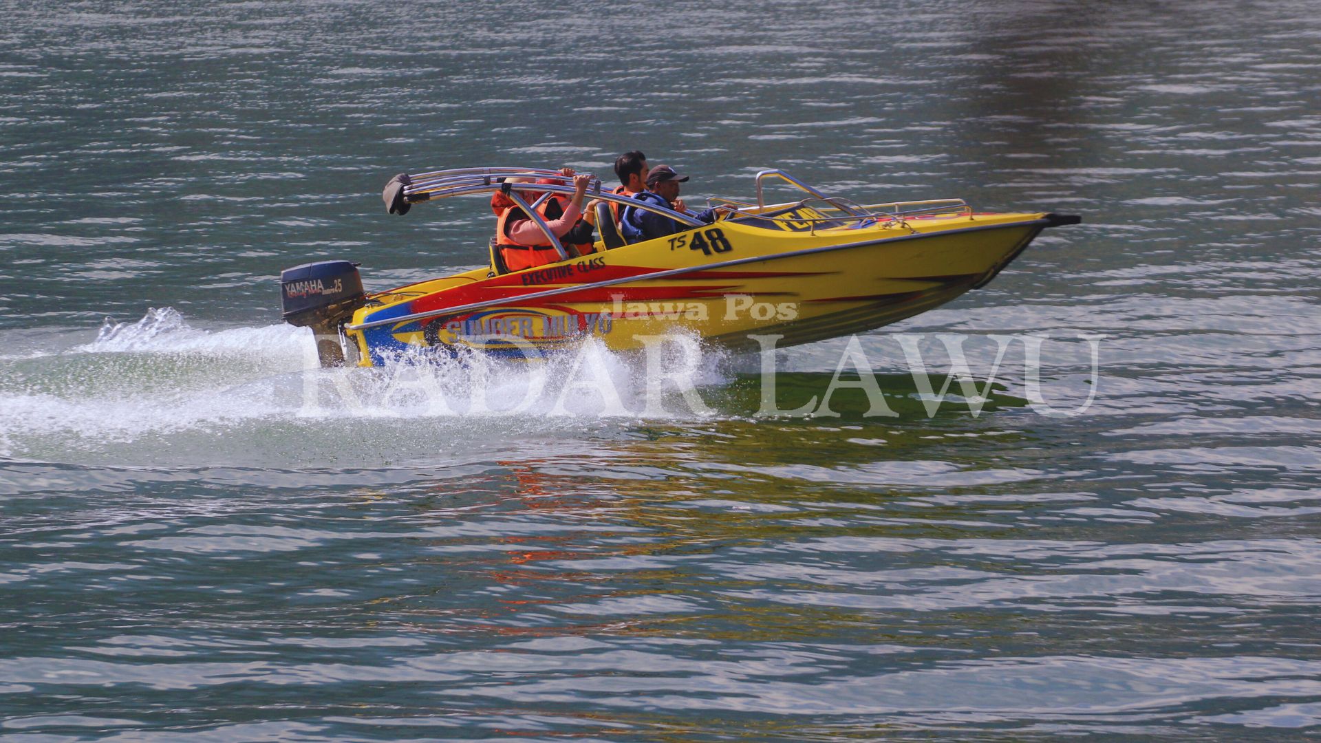 UJI ADRENALIN: Pengunjung dapat menyusuri keindahan Telaga Sarangan dengan naik speedboat yang disediakan. (AJI PUTRA/JAWA POS RADAR MAGETAN)